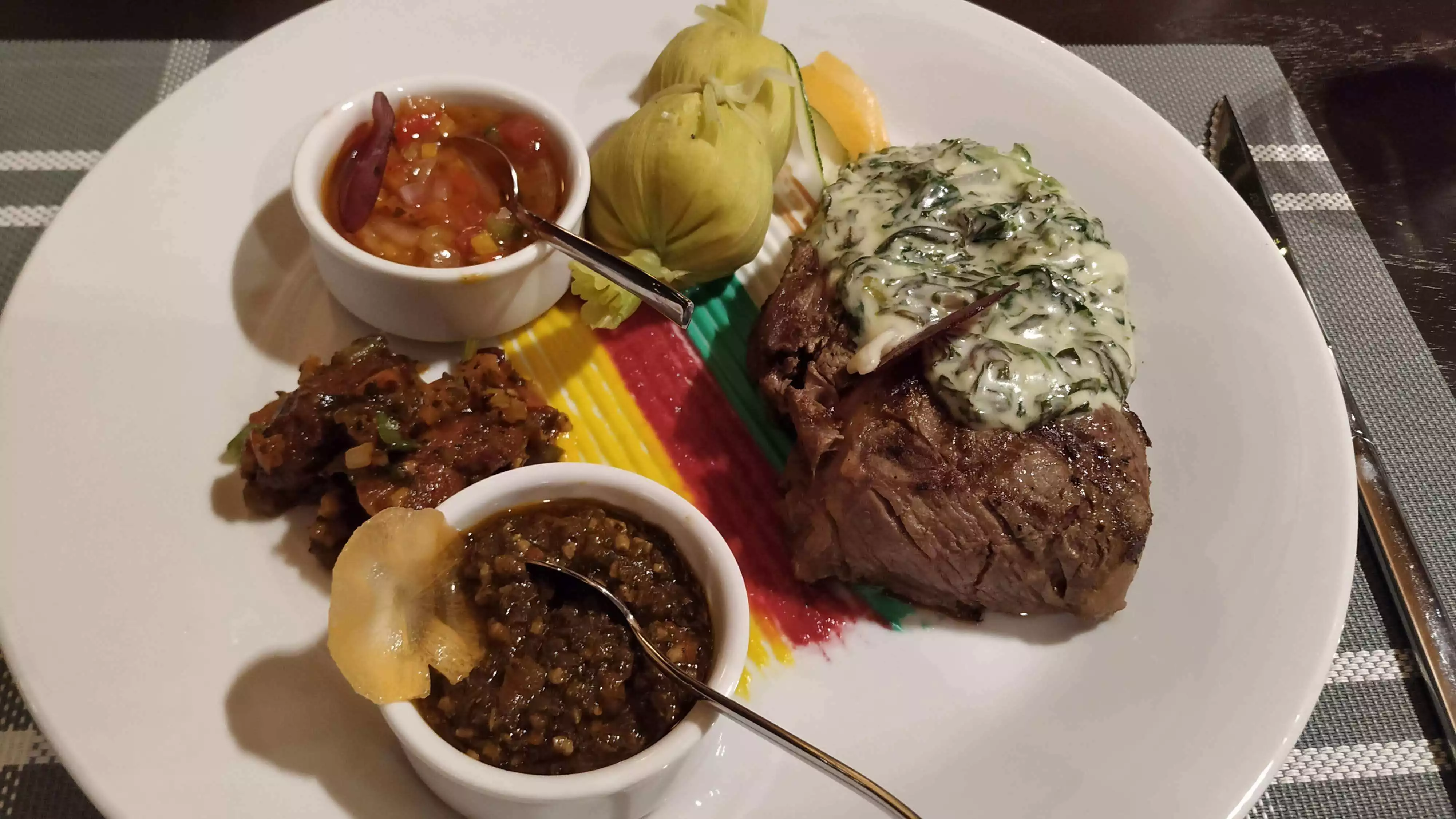 Zum Abendessen gab es Entrecôte in der Selvaje Lodge Iguazú.