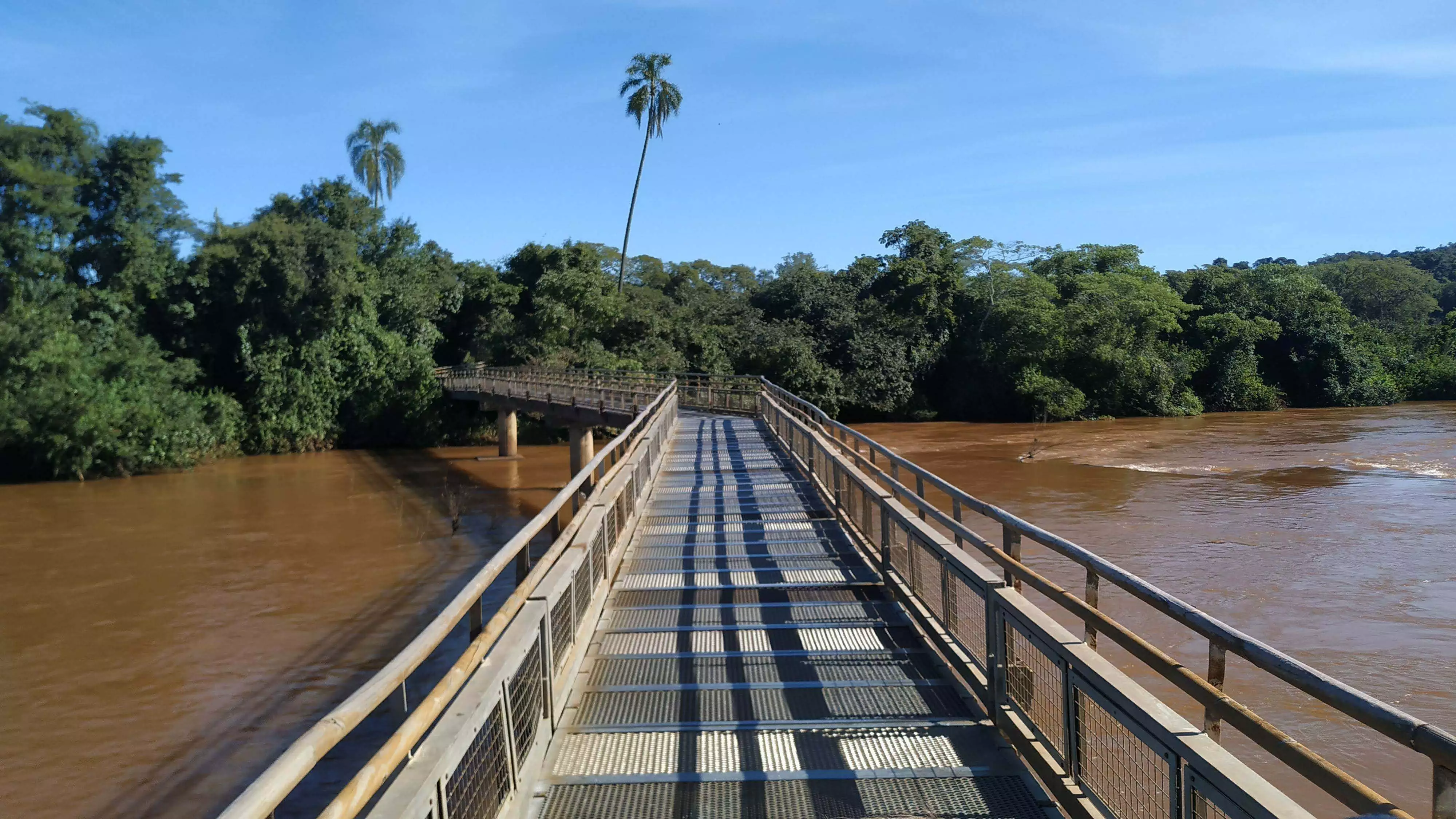 Ca. 1.200 Meter von der Bahnstation entfernt läuft man zum Garganta del Diablo.