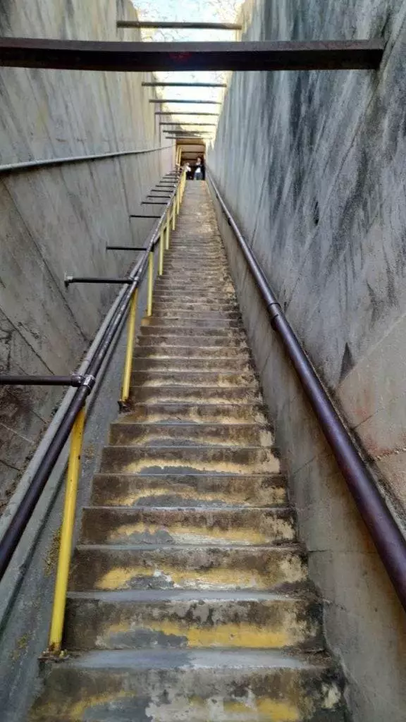 Nach dem Wanderweg führt eine steile Treppe auf den Gipfel des Diamond Head.