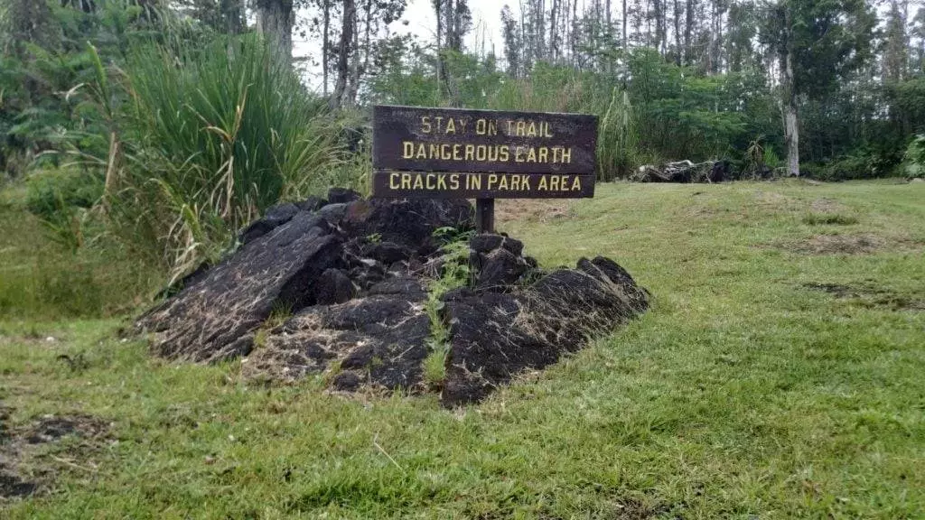 Hinweisschilder waren davor, die Wege des Lava Tree State Parks zu verlassen.