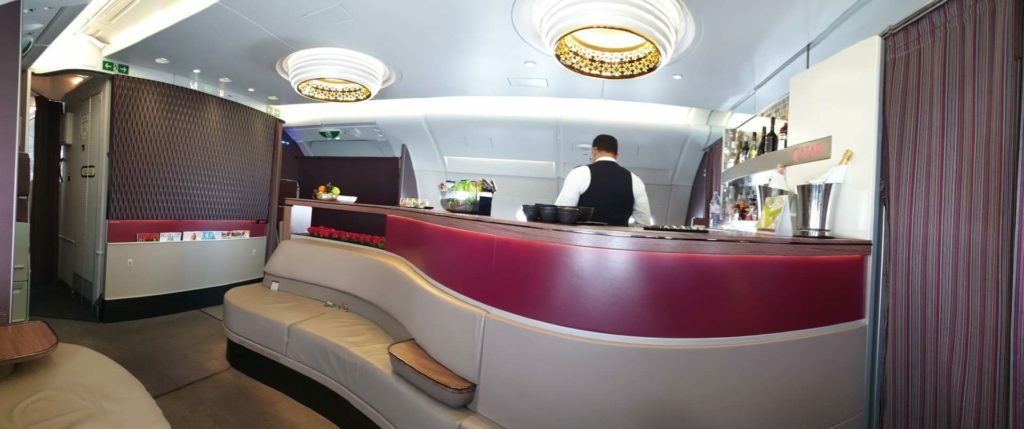 Die Qatar Airways A380 Lounge ist geräumig und auf den meisten Strecken überschaubar besucht.