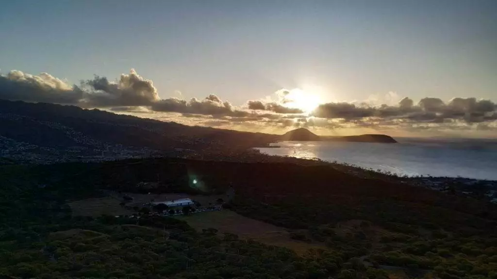 Der Sonnenaufgang mit Blick auf Oahu und das Meer.