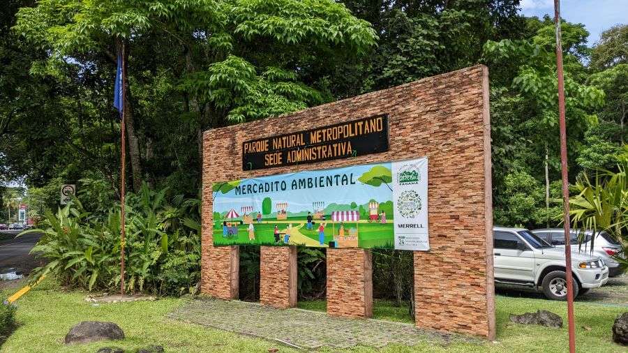 Eingang der Sehenswürdigkeit Metropolitan Park in Panama CIty