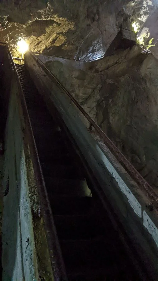 Treppe zum Höhlenausgang